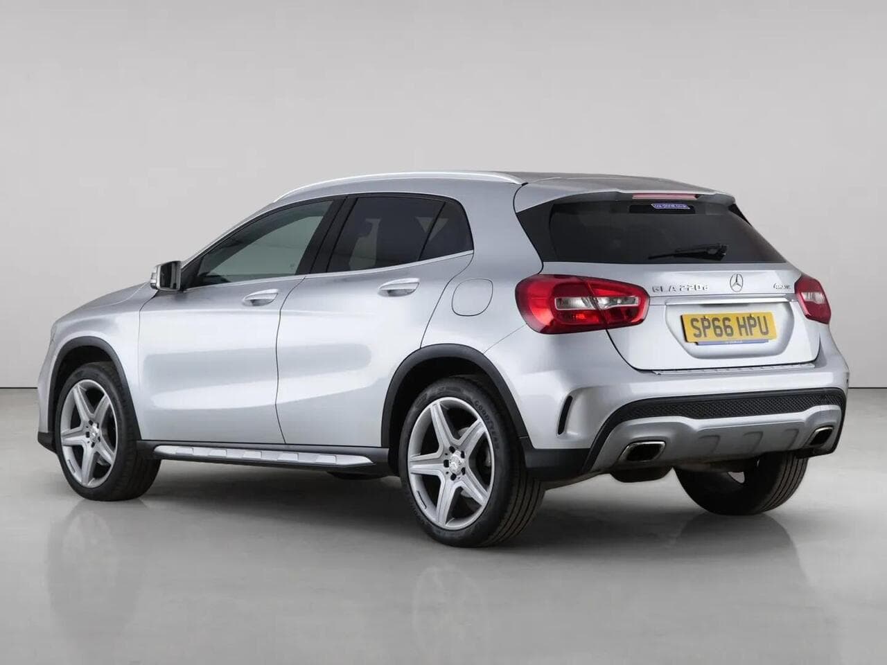 Mercedes-Benz GLA thumbnail Rear Left