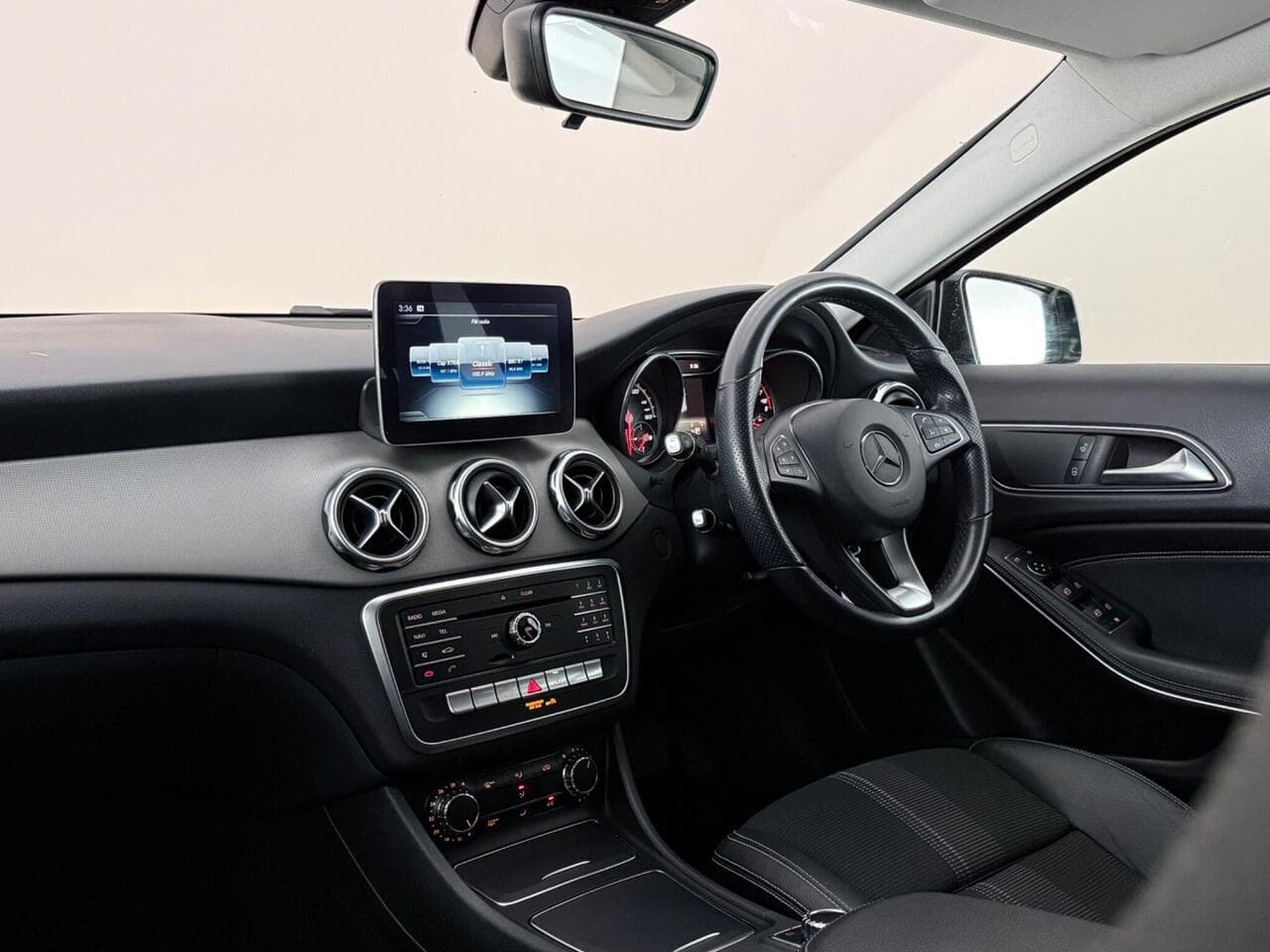 Mercedes-Benz GLA thumbnail Interior Front