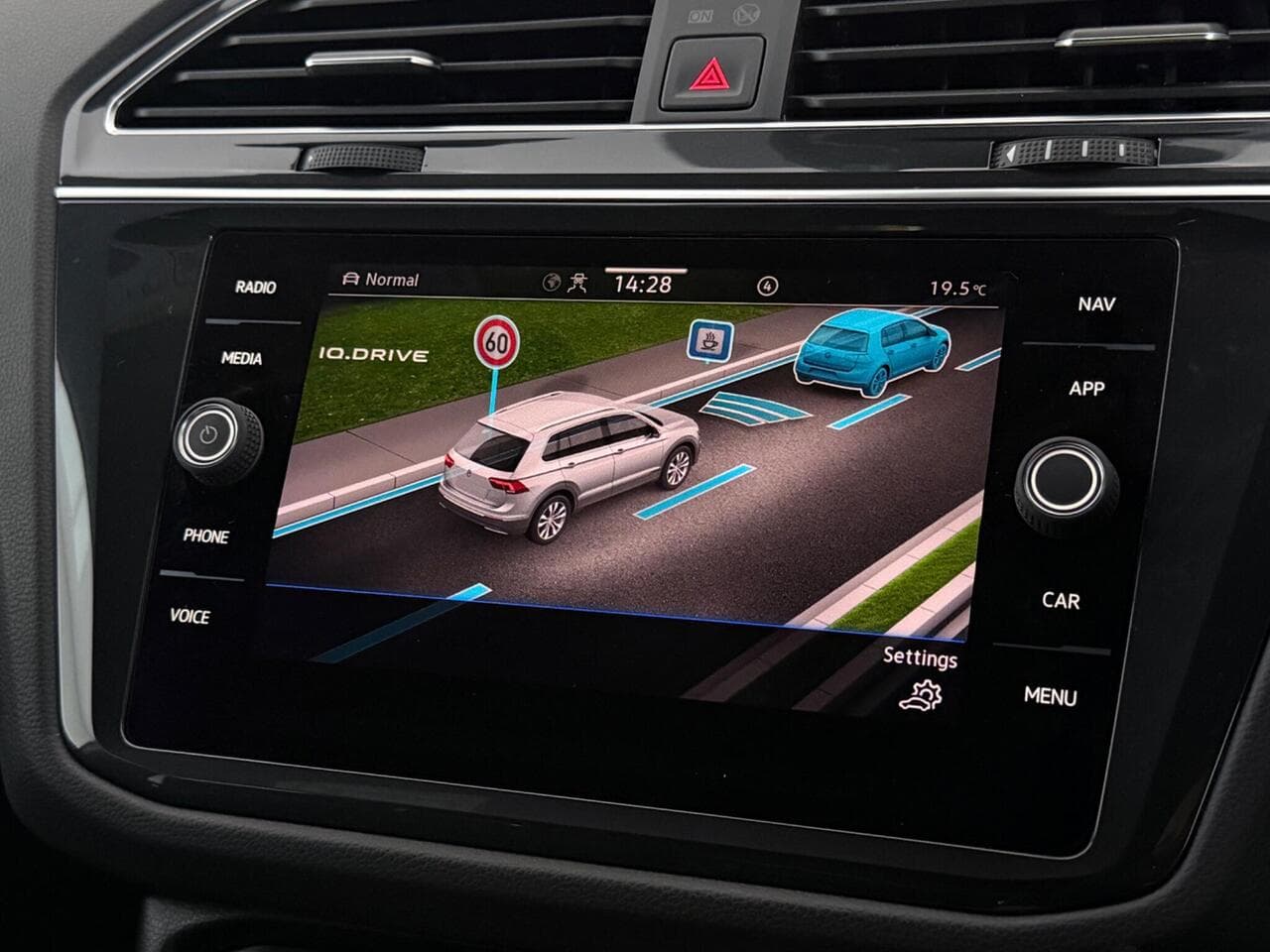 Volkswagen Tiguan thumbnail Infotainment System