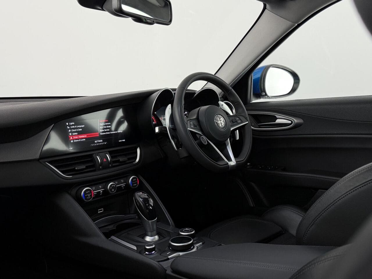 Alfa Romeo Giulia thumbnail Interior Front