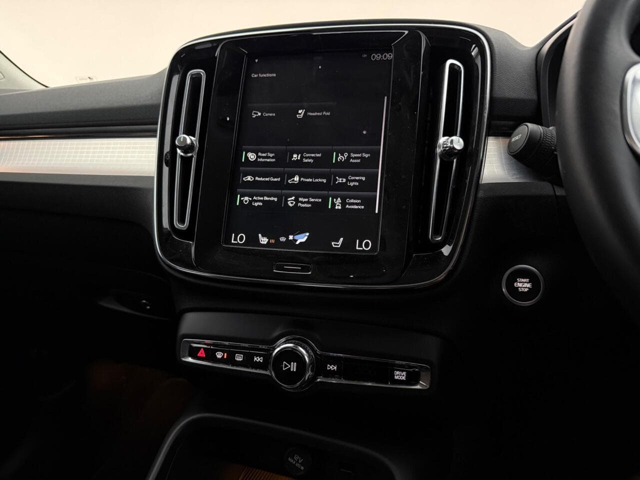 Volvo XC40 thumbnail Infotainment System