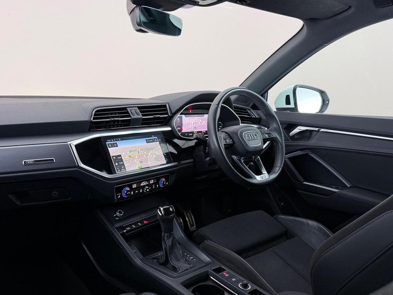 Audi Q3 thumbnail Interior Front