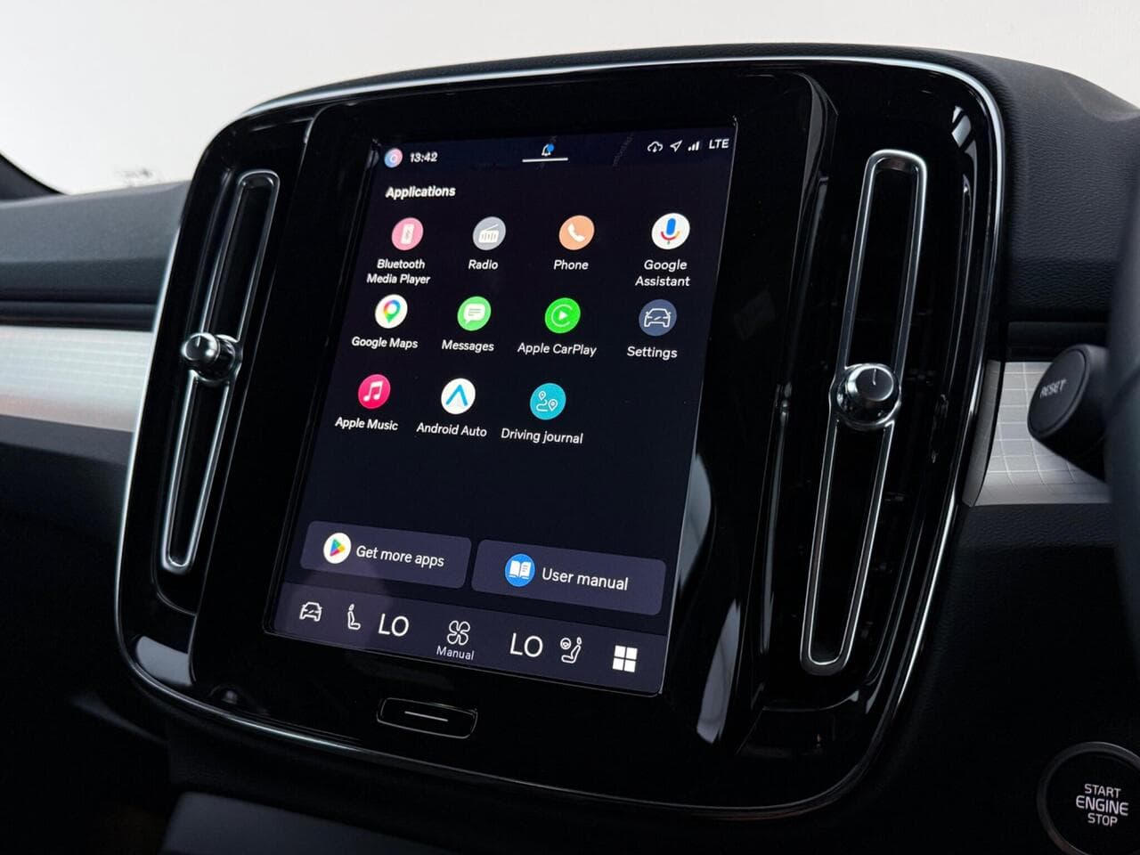 Volvo XC40 thumbnail Infotainment System