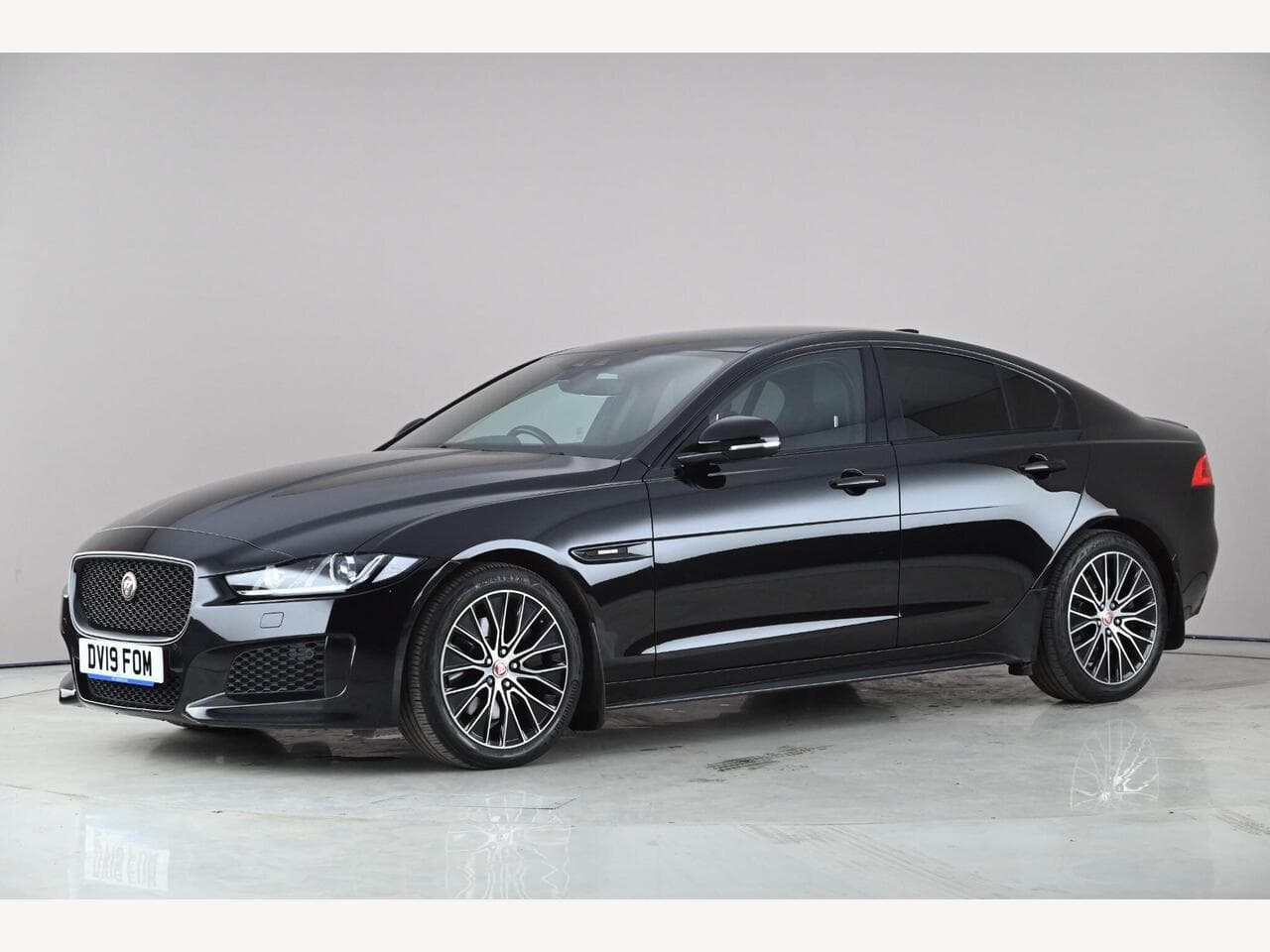 Jaguar XE thumbnail Front Left