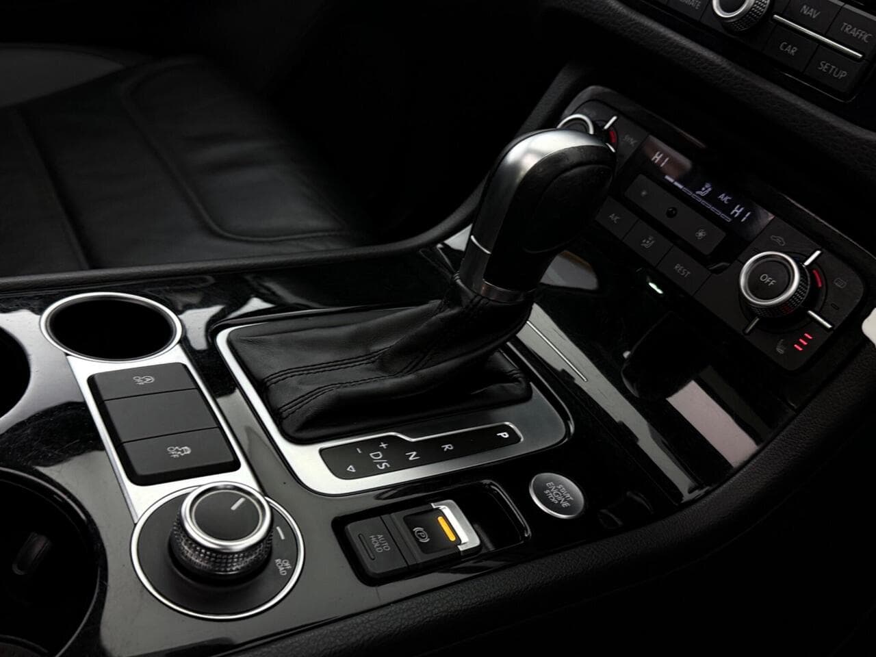 Volkswagen Touareg thumbnail Interior Front