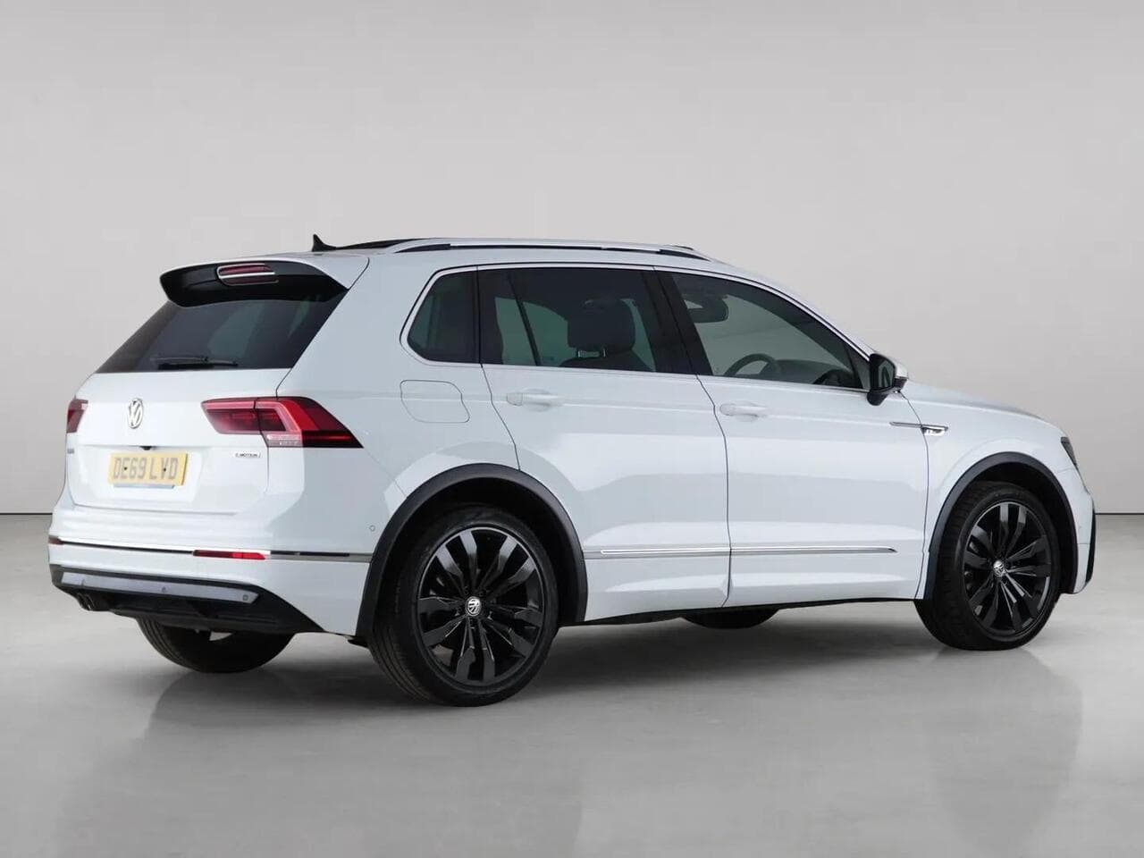 Volkswagen Tiguan thumbnail Rear Right