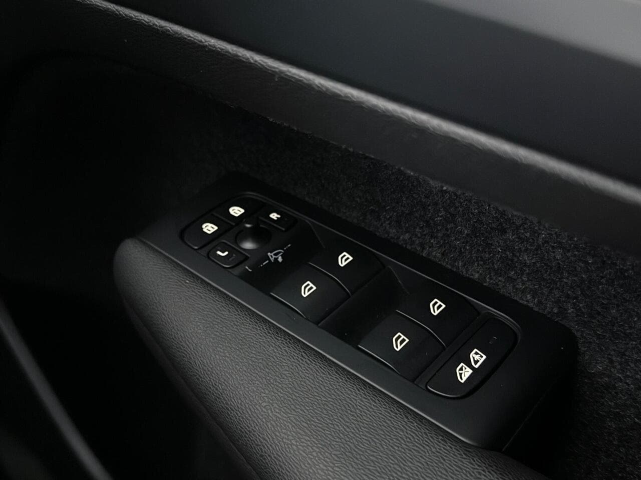 Volvo XC40 thumbnail Misc Controls