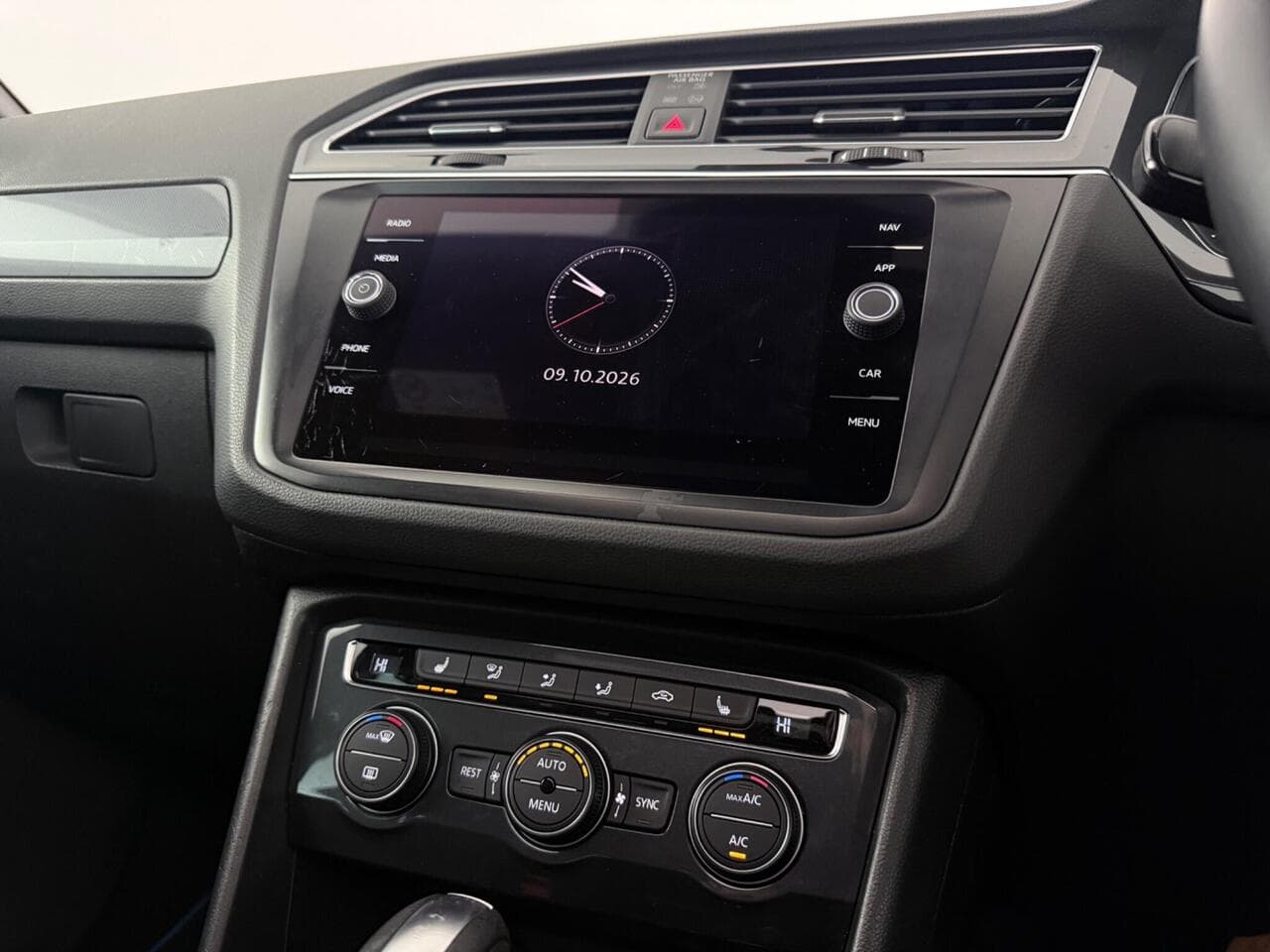 Volkswagen Tiguan thumbnail Infotainment System