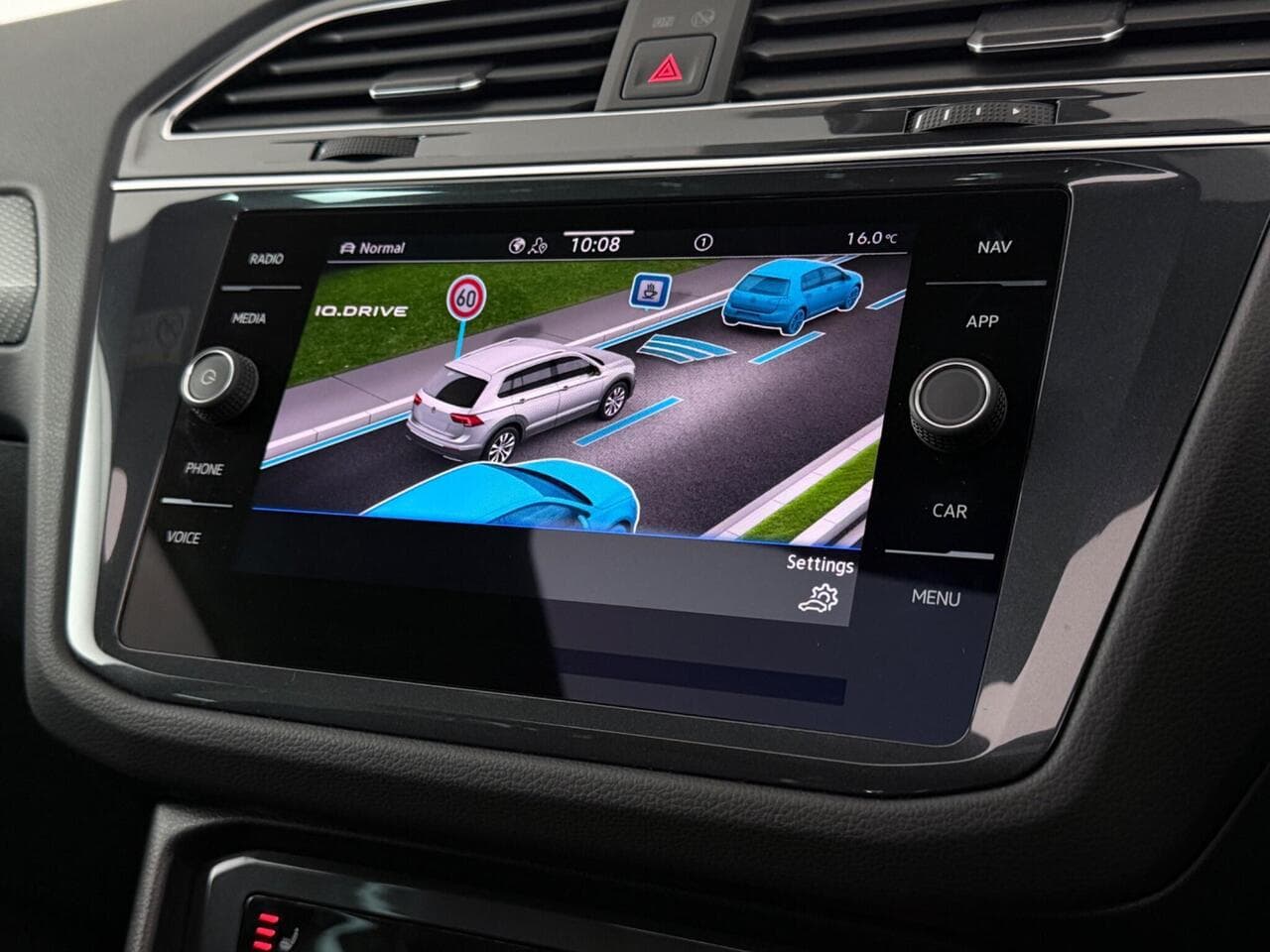 Volkswagen Tiguan thumbnail Infotainment System