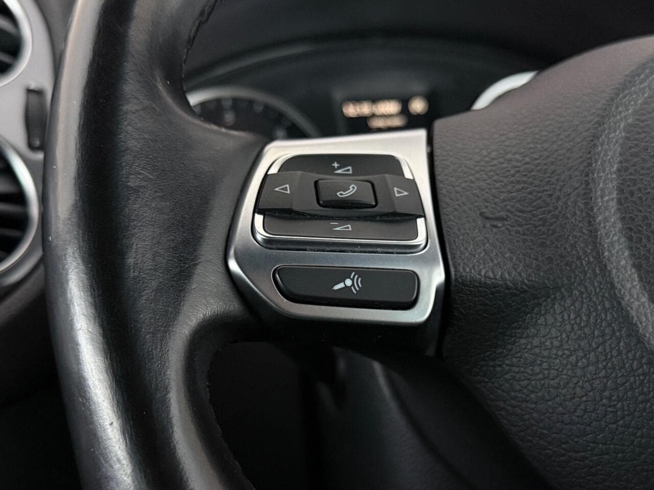 Volkswagen Tiguan thumbnail Misc Controls