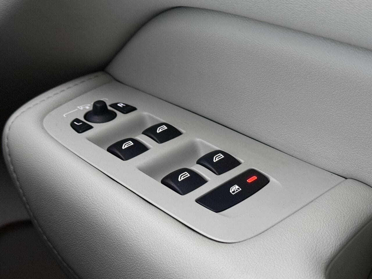 Volvo XC60 thumbnail Misc Controls
