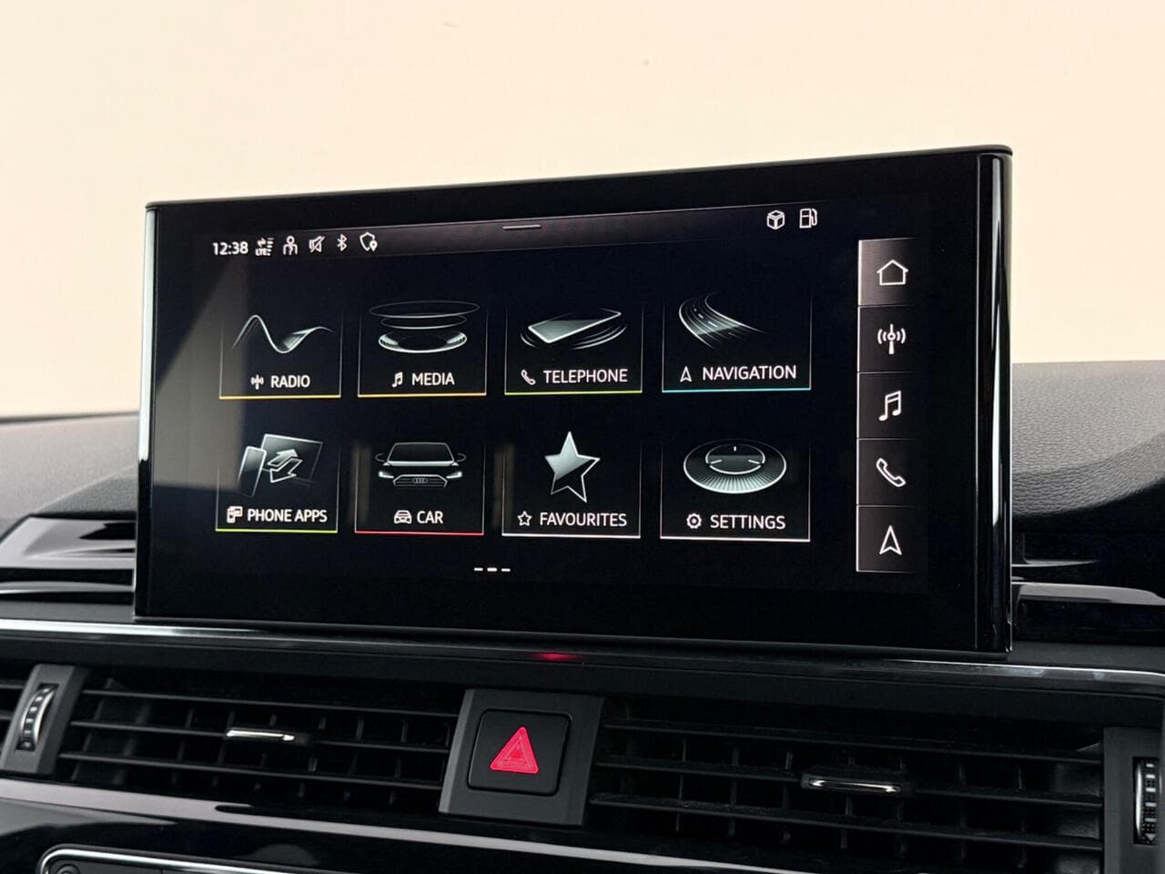 Audi A4 Avant thumbnail Infotainment System