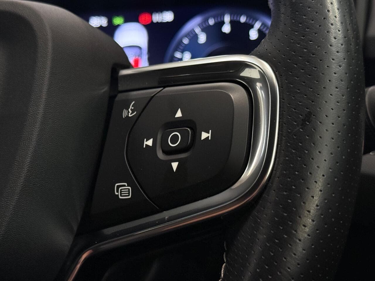 Volvo XC40 thumbnail Misc Controls