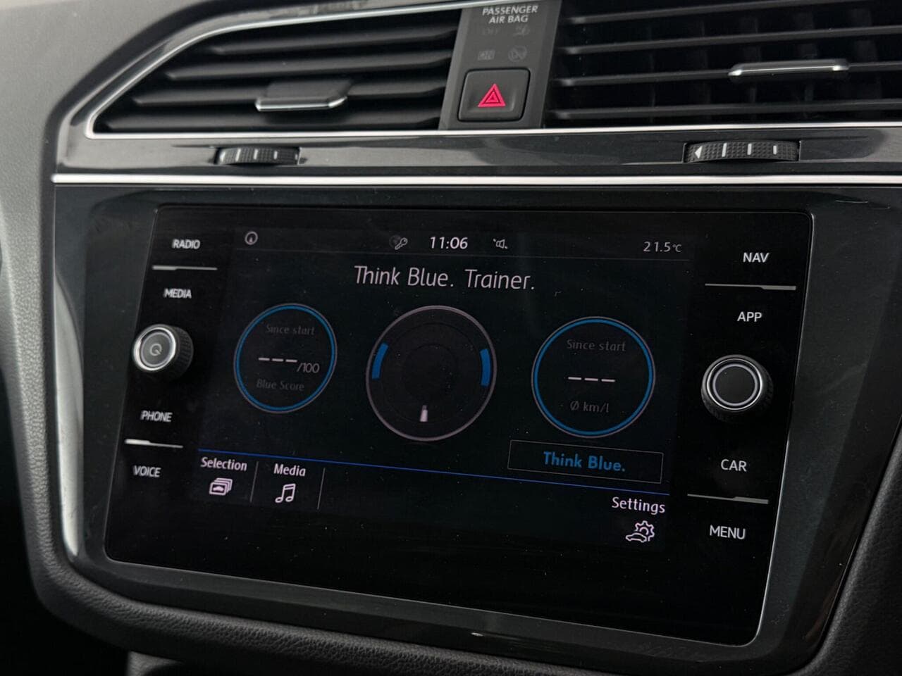 Volkswagen Tiguan thumbnail Infotainment System