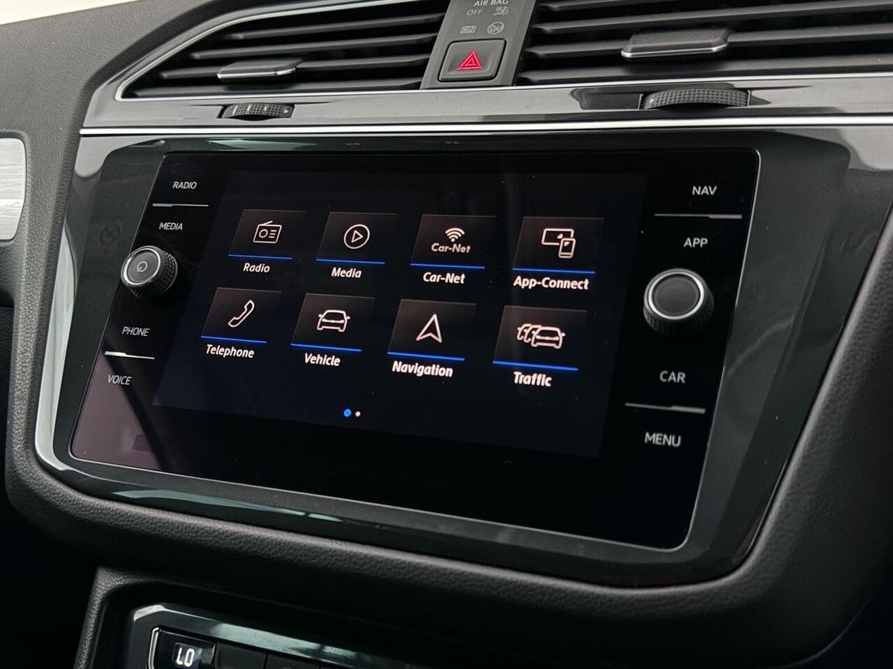 Volkswagen Tiguan thumbnail Infotainment System
