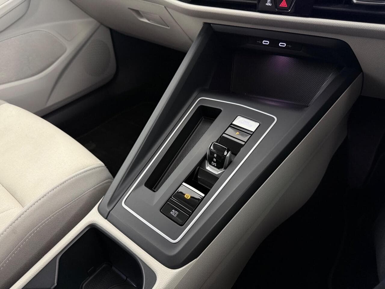 Volkswagen Golf thumbnail Interior Front