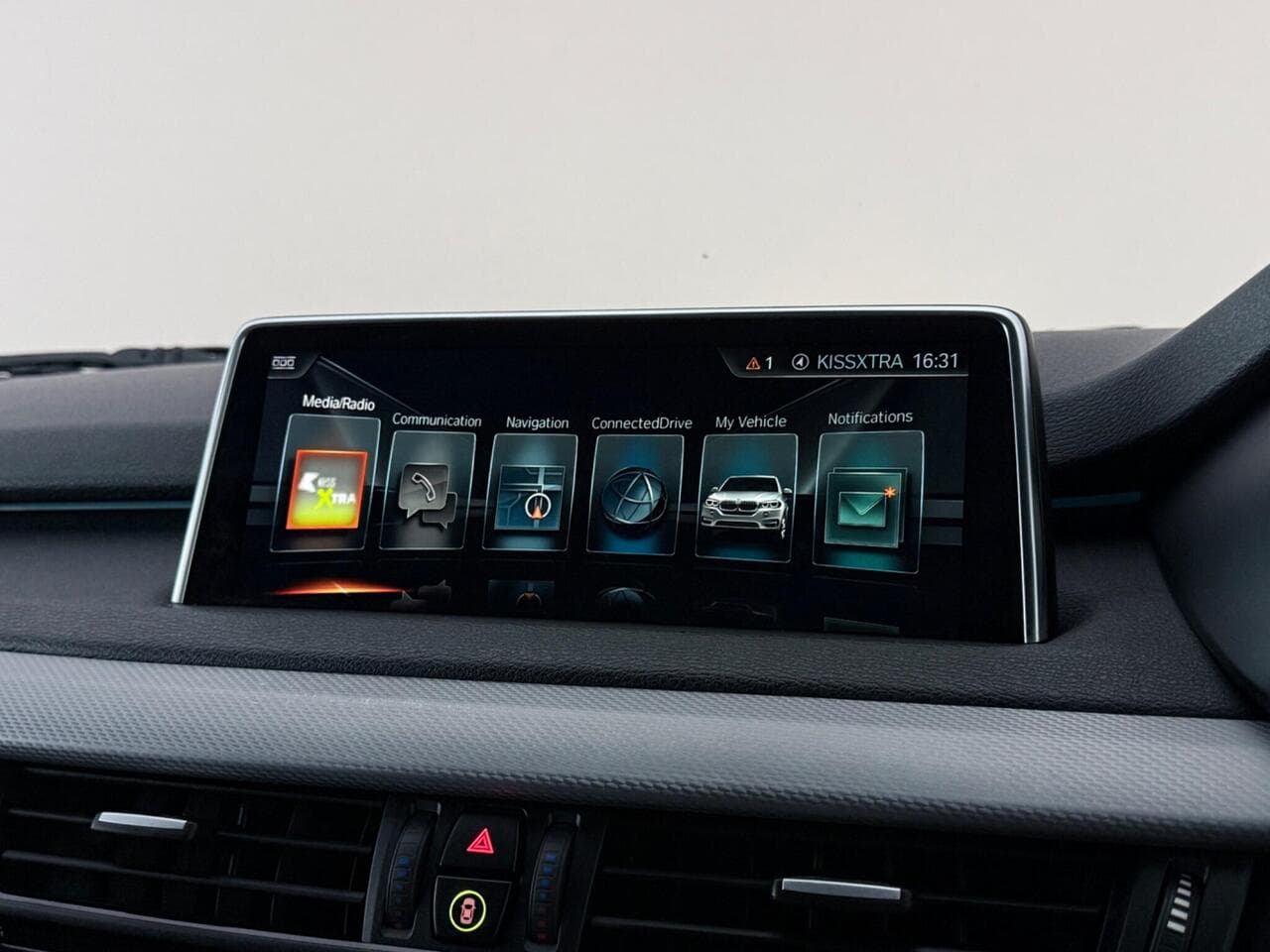 BMW X5 thumbnail Infotainment System