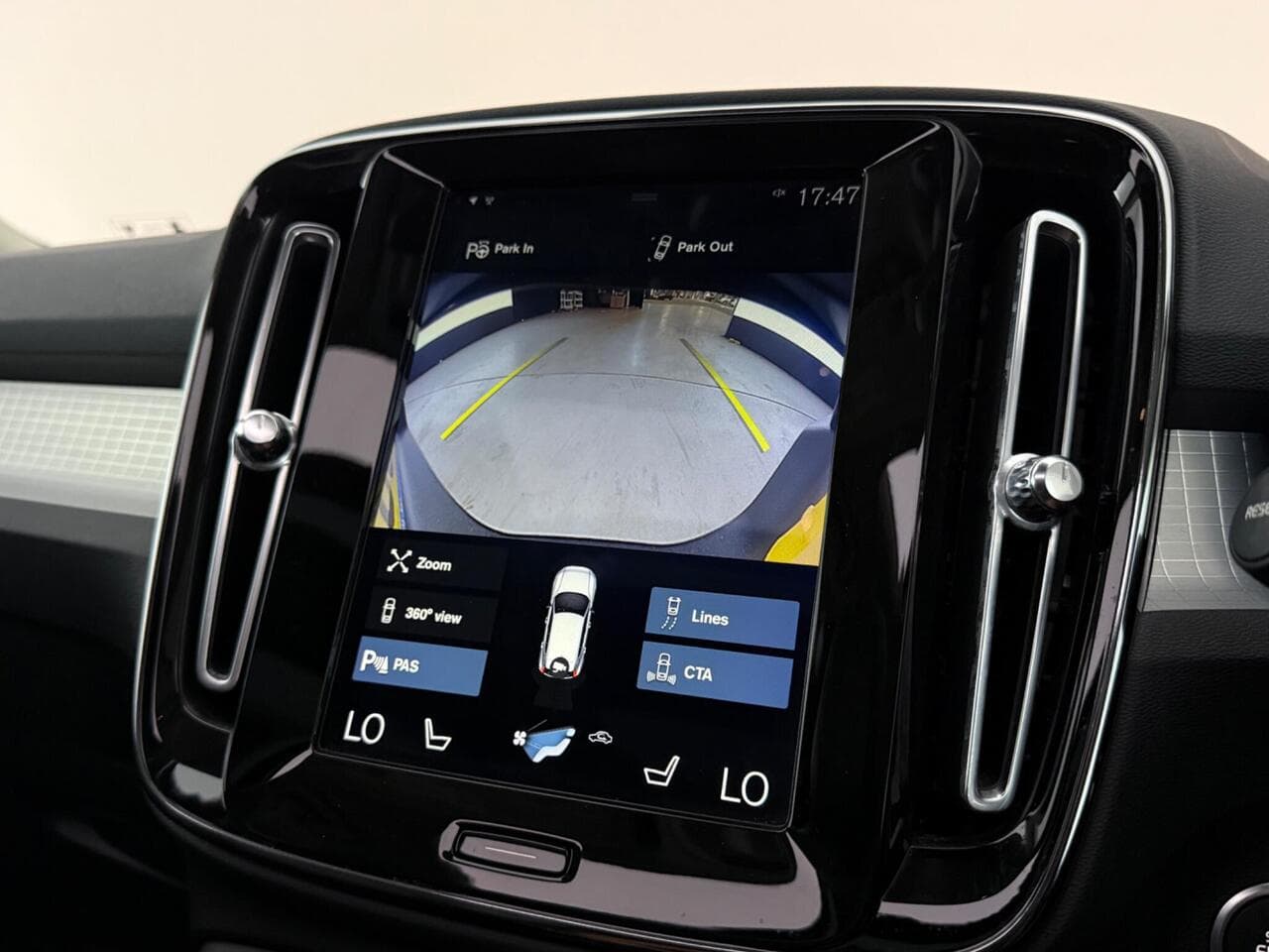 Volvo XC40 thumbnail Infotainment System