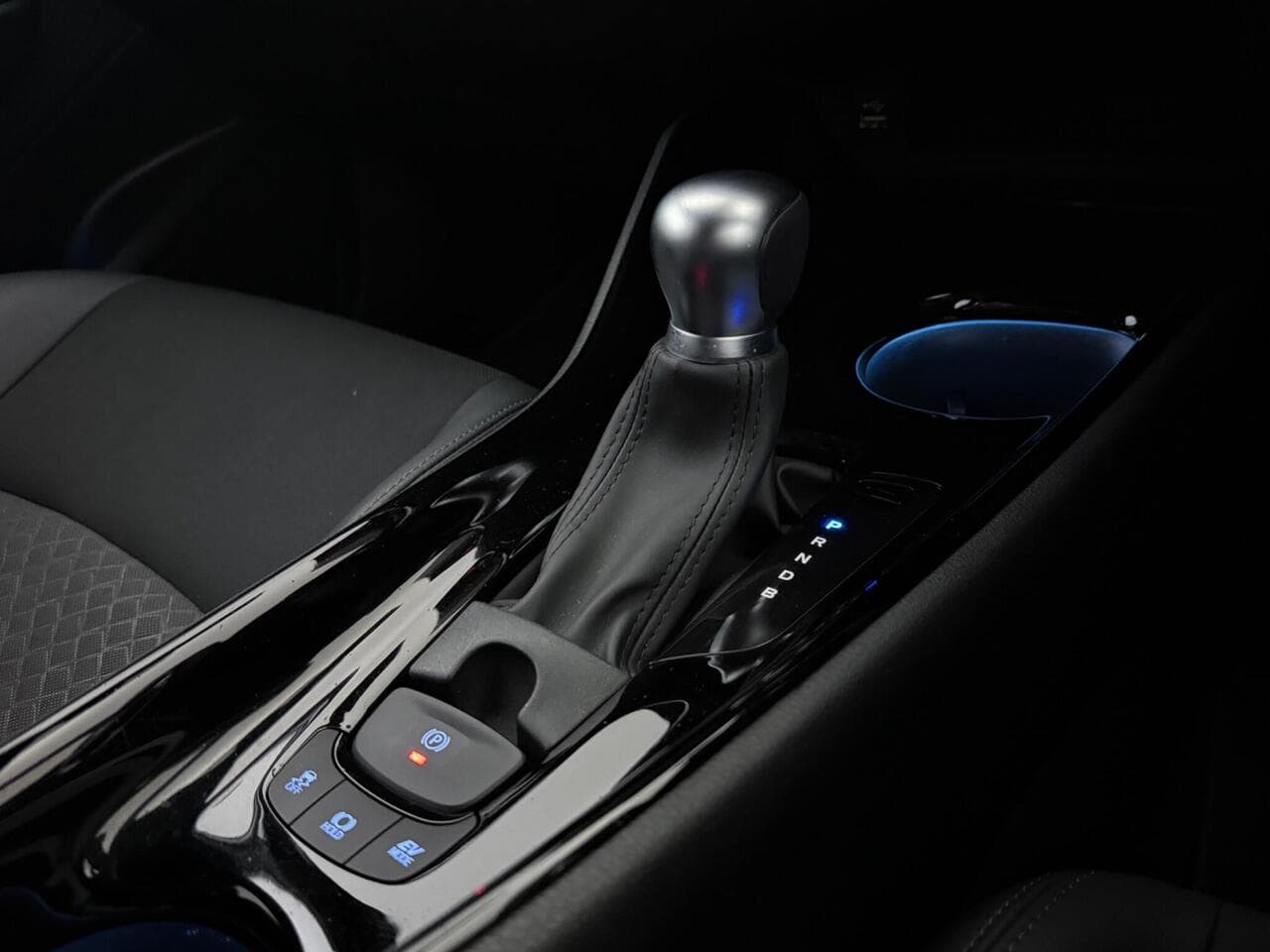 Toyota C-HR thumbnail Interior Front