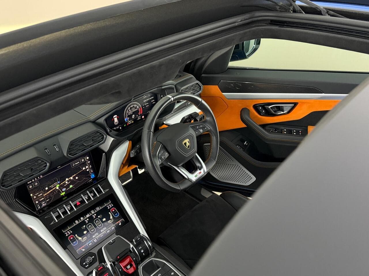 Lamborghini Urus thumbnail Interior Front
