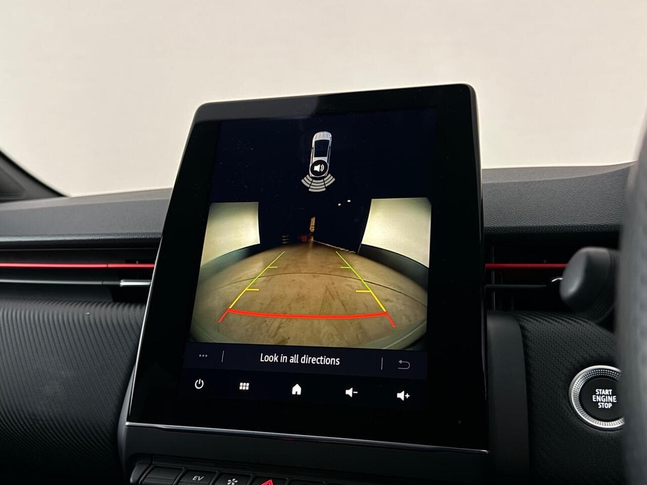 Renault Clio thumbnail Infotainment System