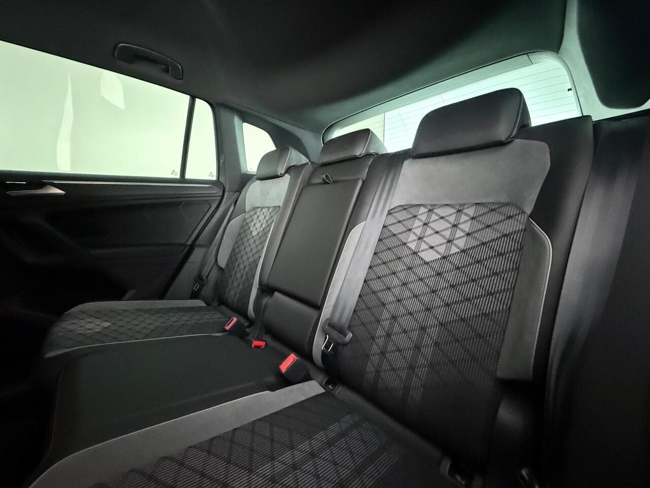 Volkswagen Tiguan thumbnail Seats Rear