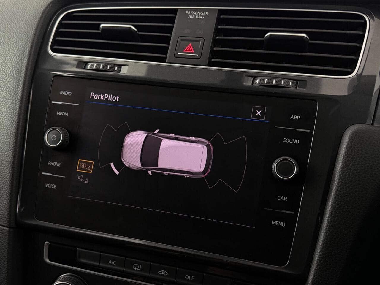 Volkswagen Golf thumbnail Infotainment System