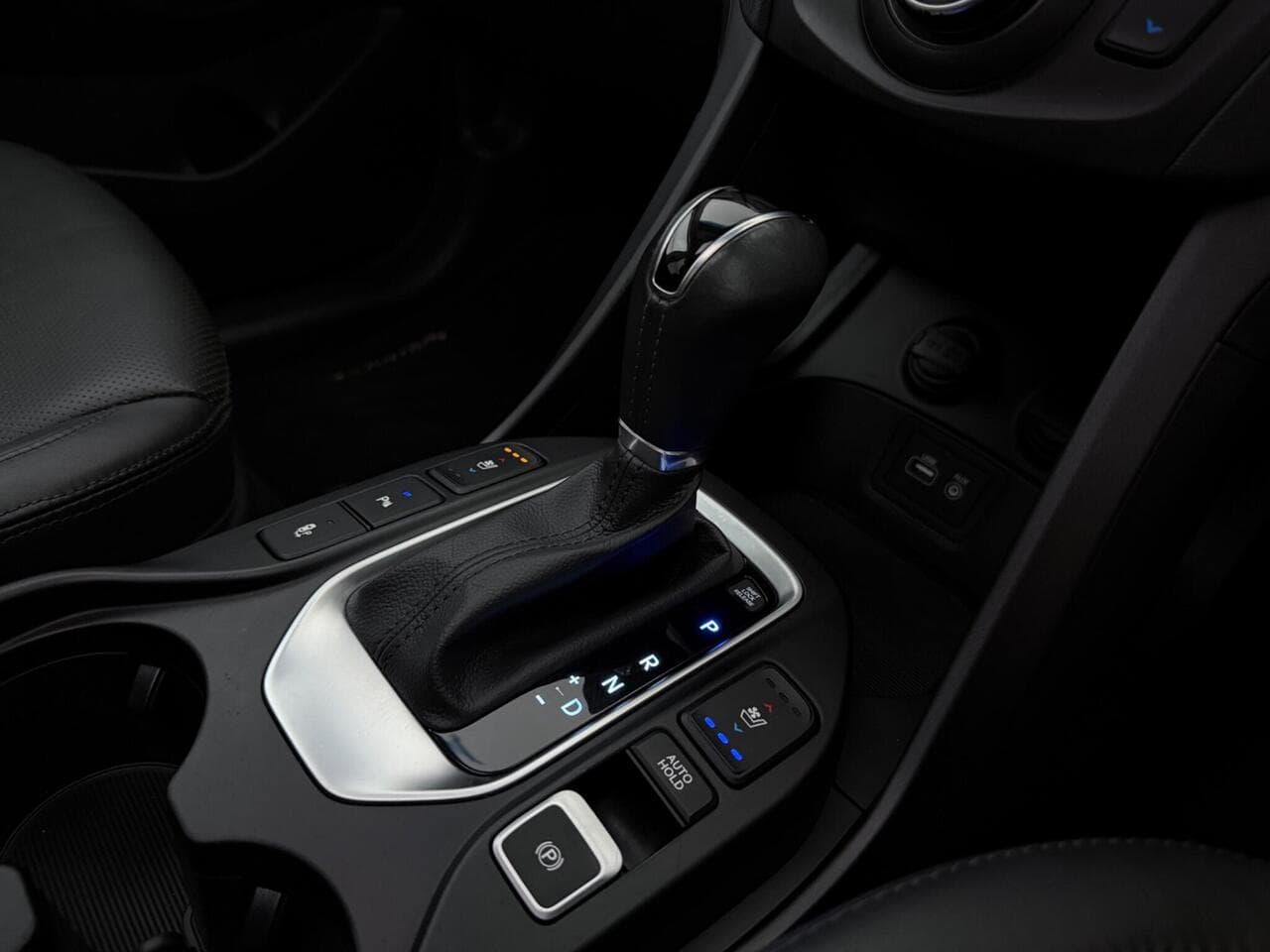 Hyundai Santa Fe thumbnail Interior Front
