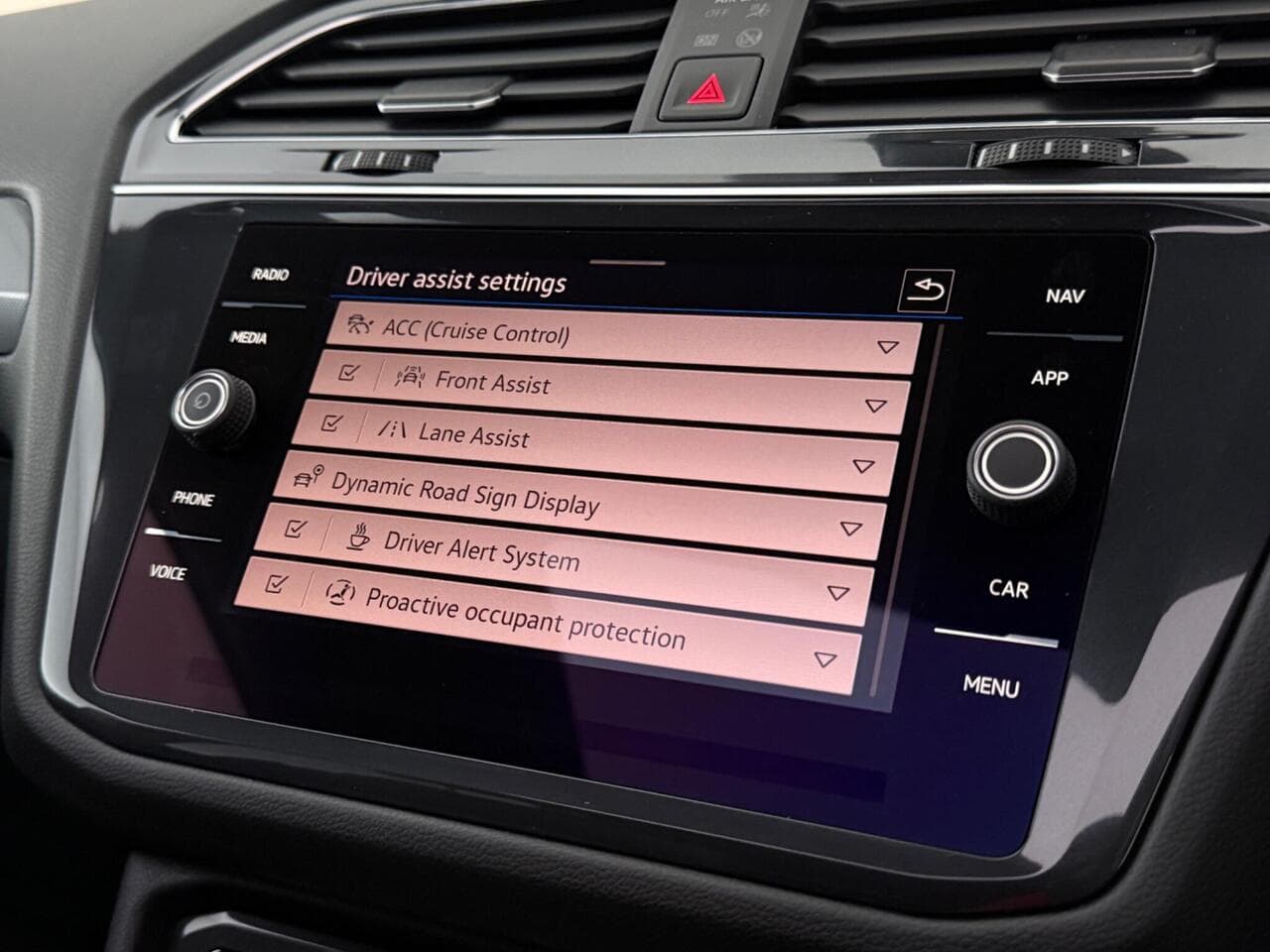 Volkswagen Tiguan Allspace thumbnail Infotainment System