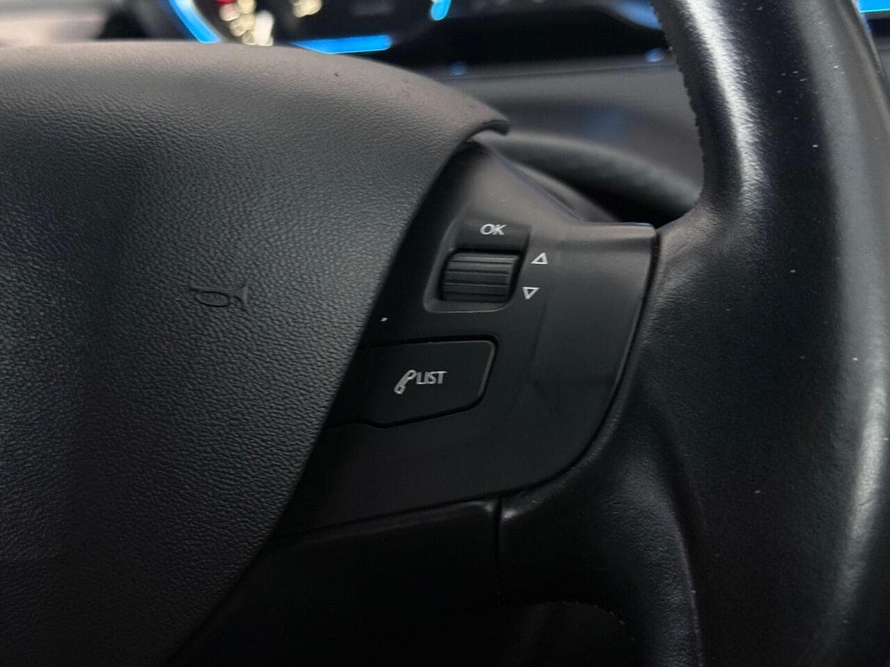 Peugeot 2008 thumbnail Misc Controls