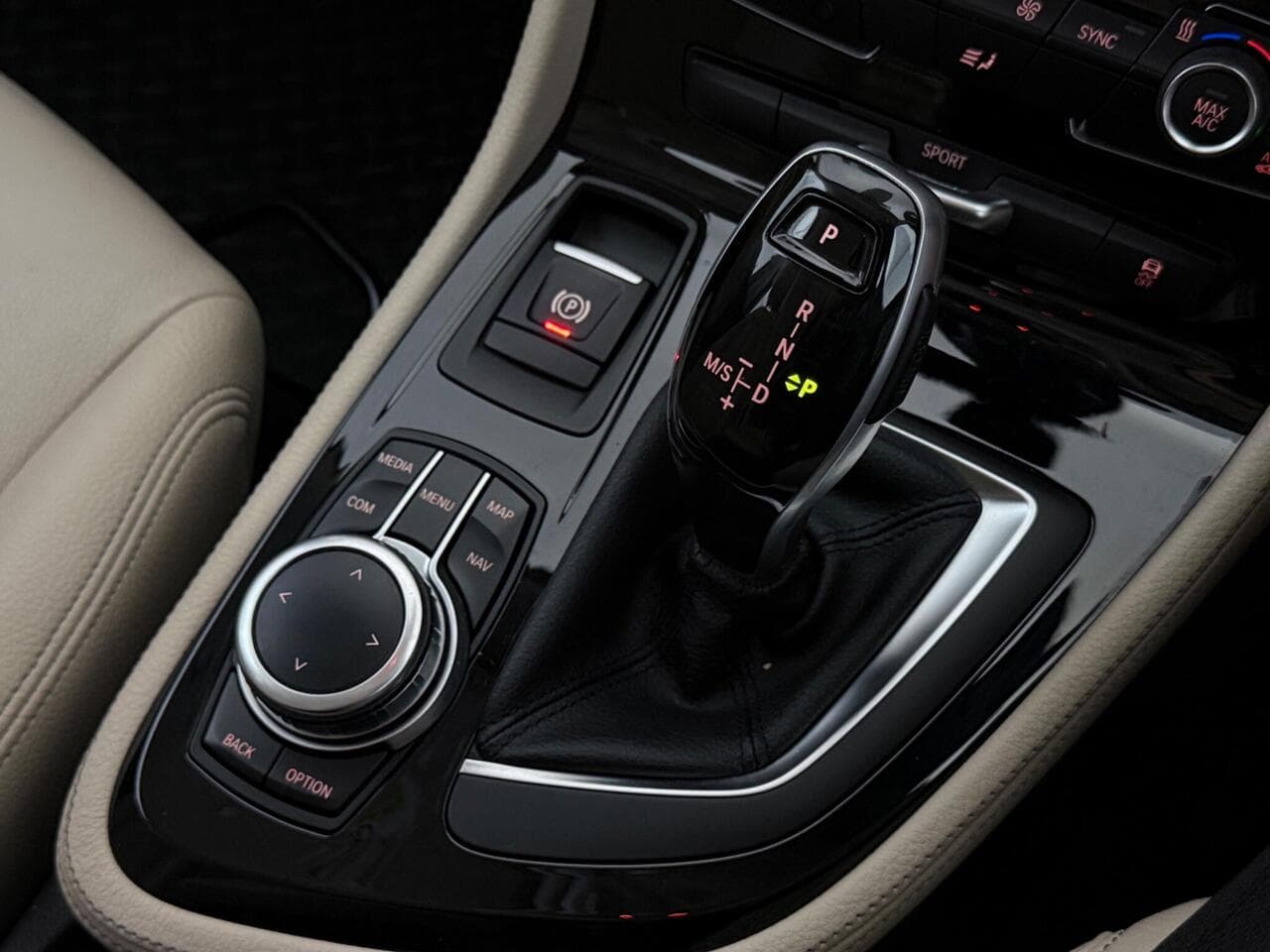BMW 2 Series Gran Tourer thumbnail Interior Front