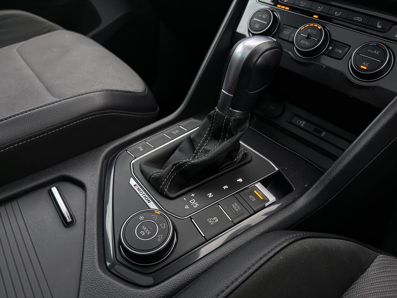 Volkswagen Tiguan thumbnail Interior Front