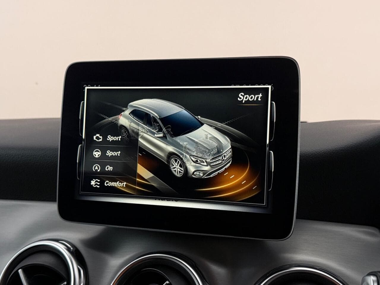 Mercedes-Benz GLA thumbnail Infotainment System
