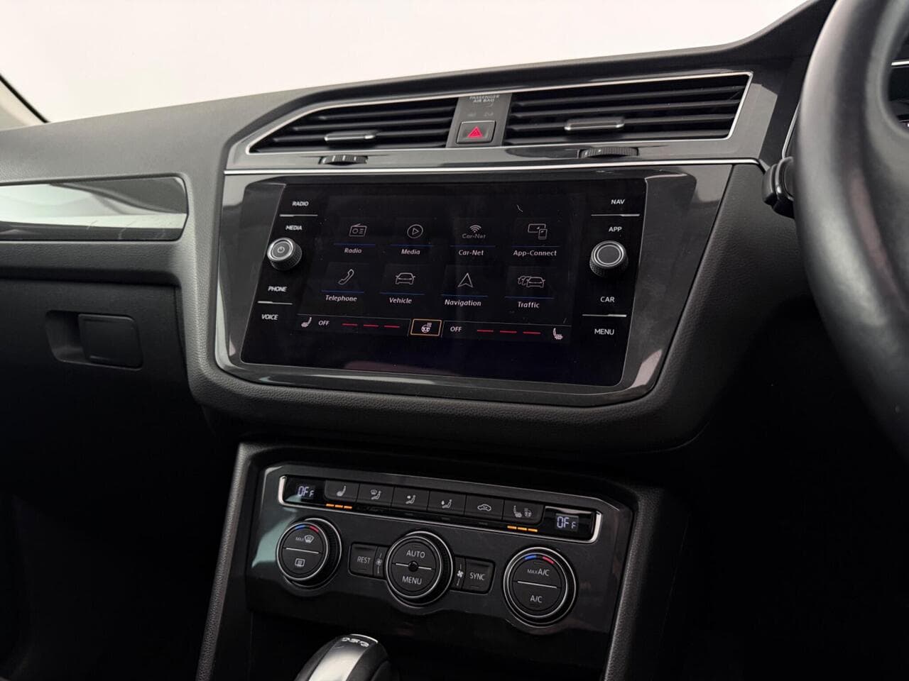Volkswagen Tiguan thumbnail Infotainment System