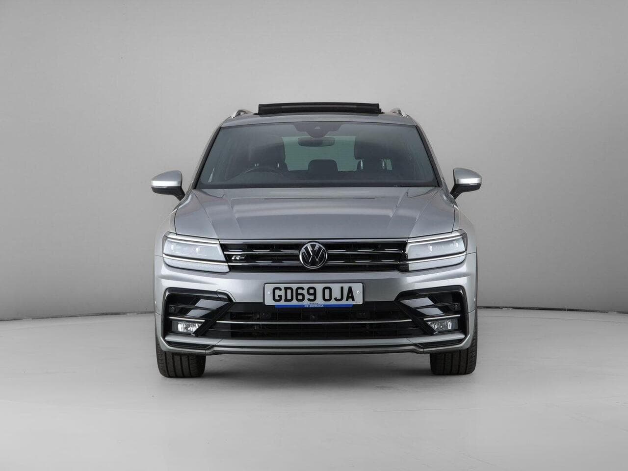 Volkswagen Tiguan thumbnail Front
