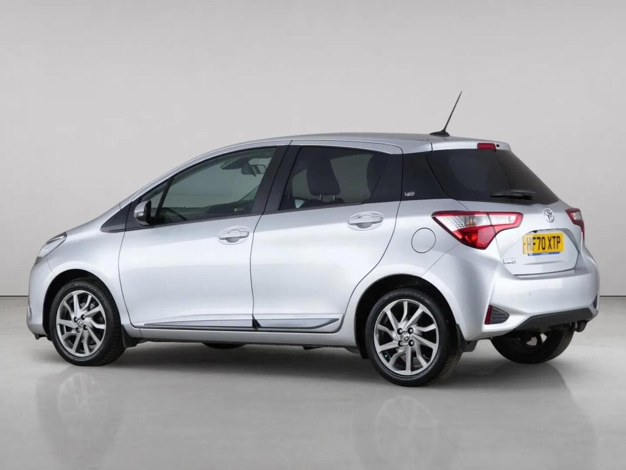 Toyota Yaris thumbnail Side Left