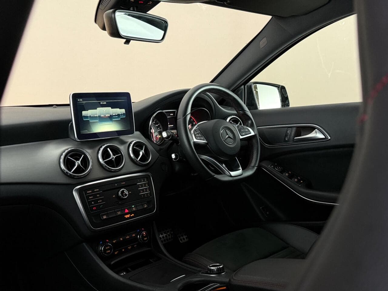 Mercedes-Benz GLA thumbnail Interior Front