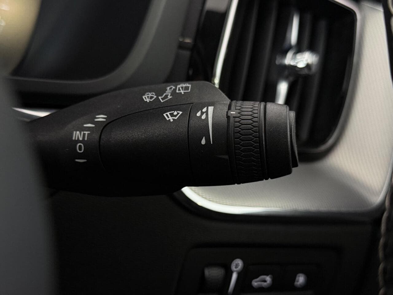 Volvo XC60 thumbnail Misc Controls