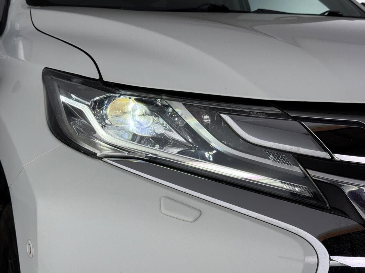 Mitsubishi Shogun Sport thumbnail Lights Front