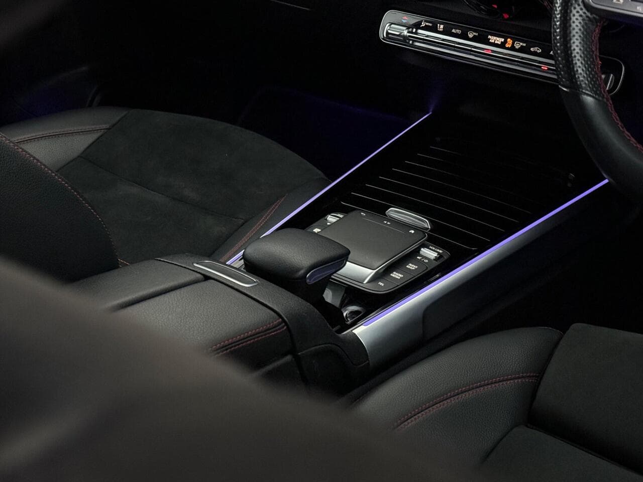Mercedes-Benz GLB thumbnail Interior Front