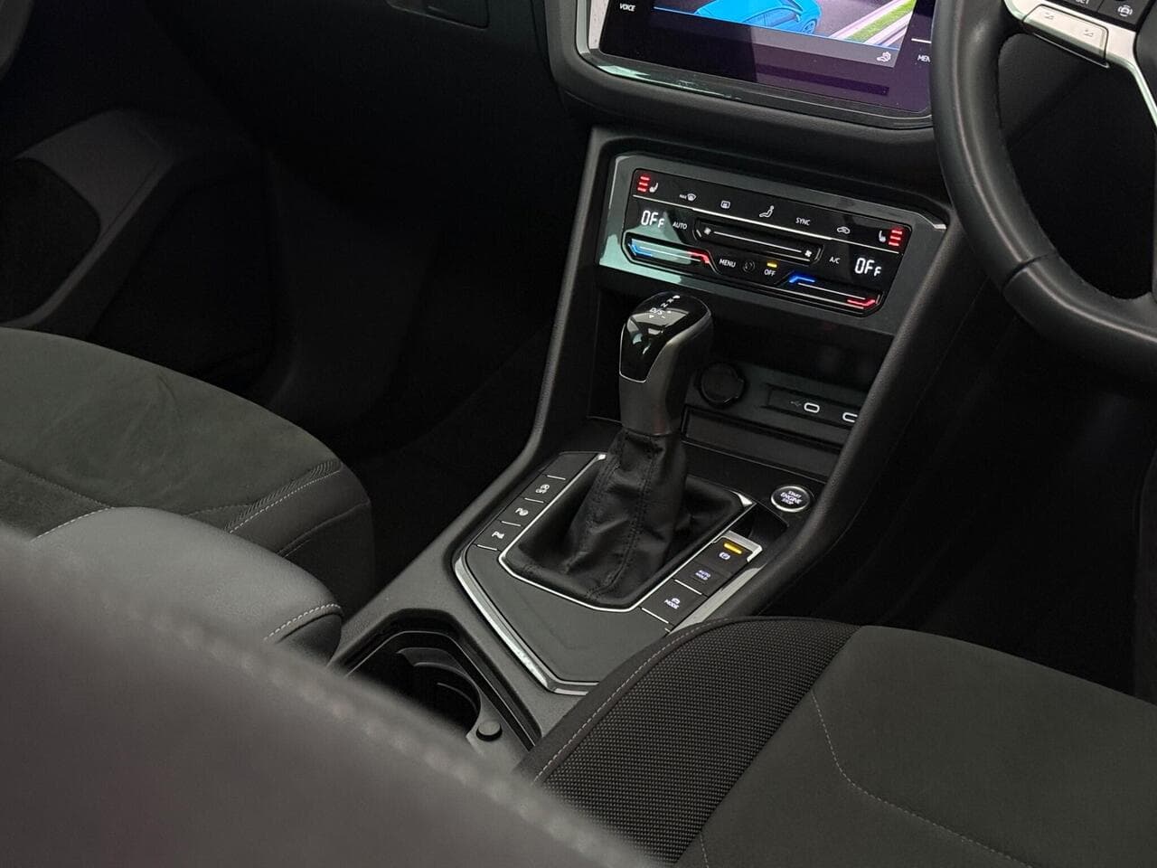 Volkswagen Tiguan thumbnail Interior Front