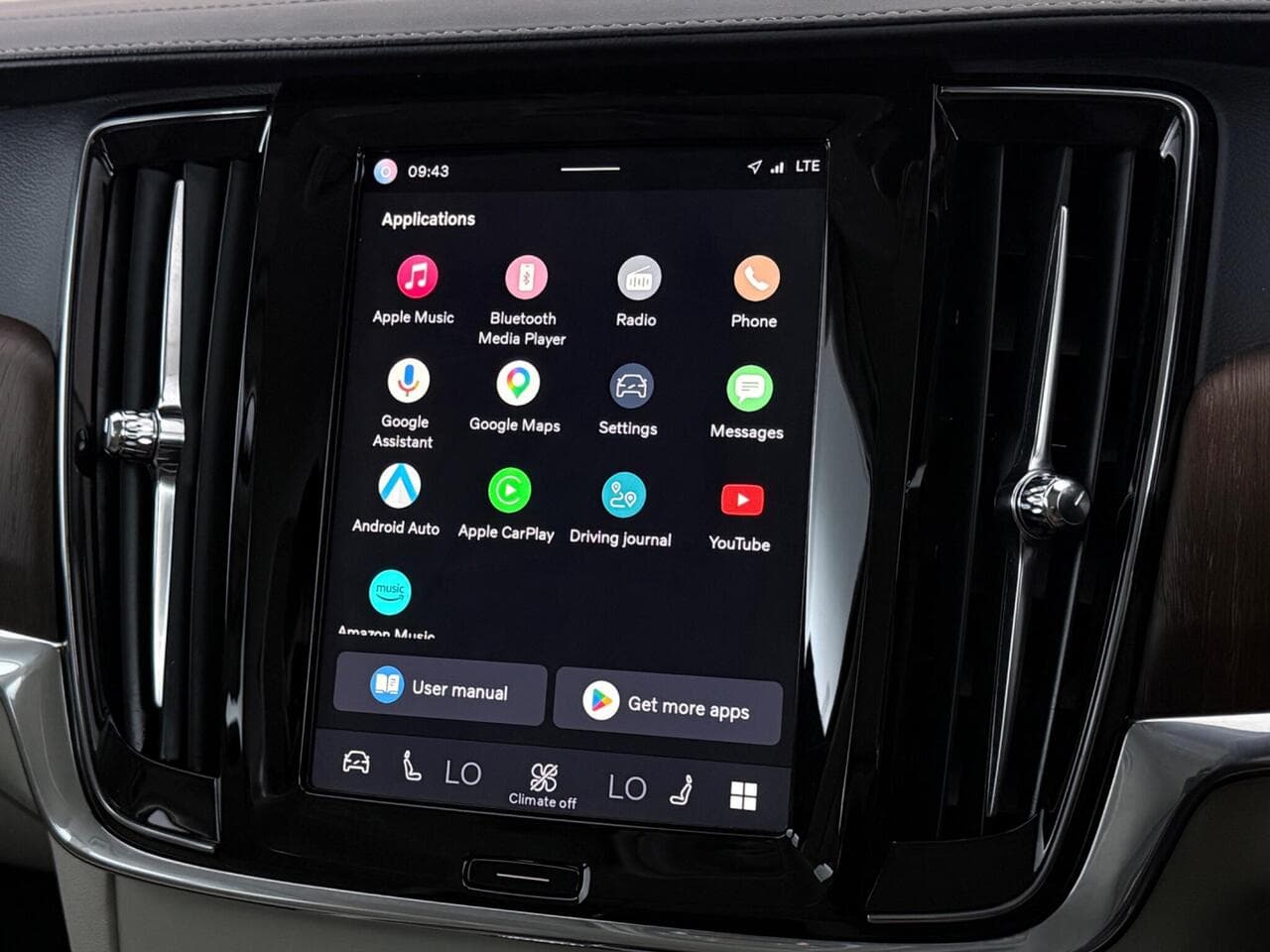 Volvo V90 Cross Country thumbnail Infotainment System