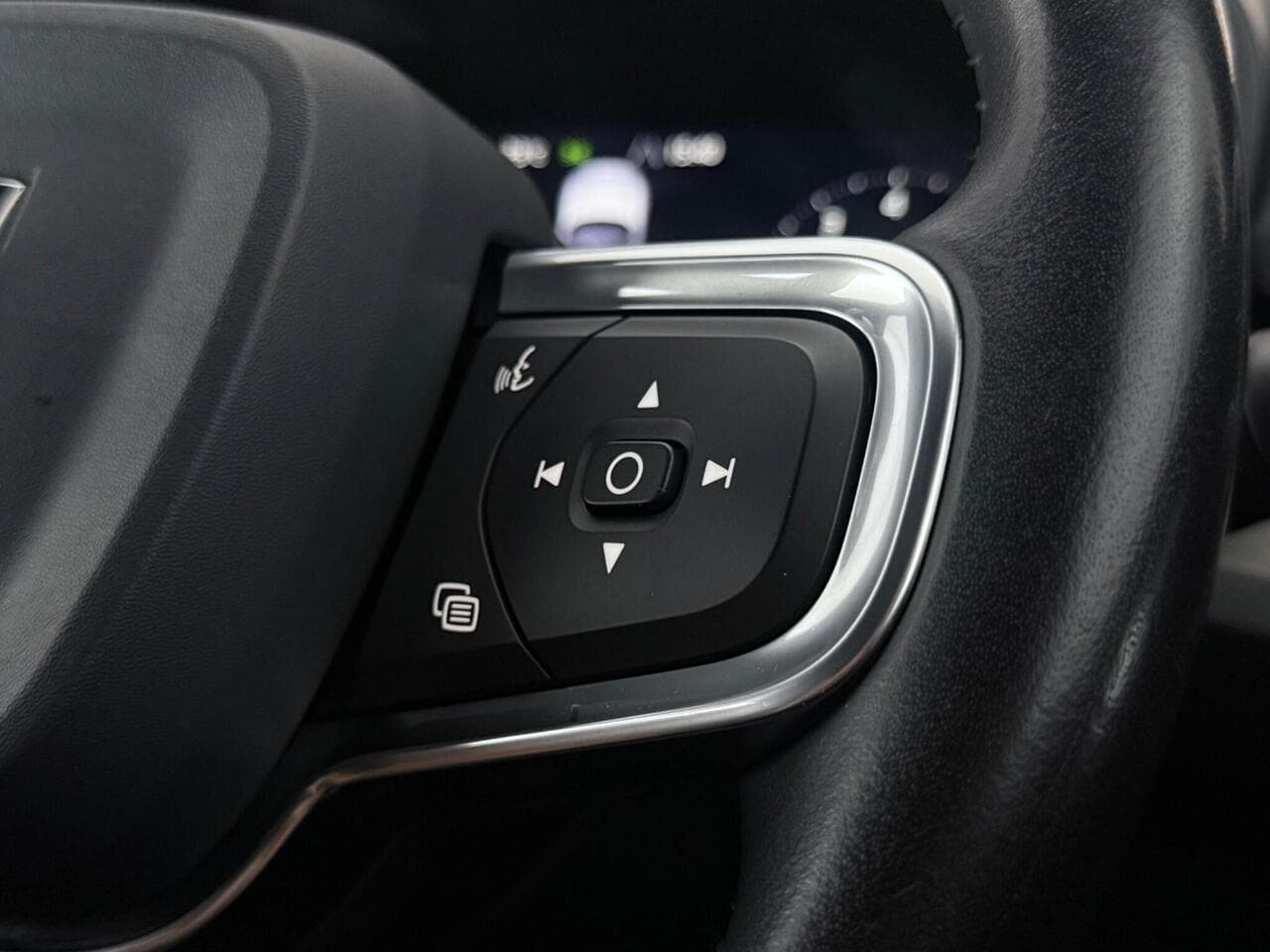 Volvo XC40 thumbnail Misc Controls