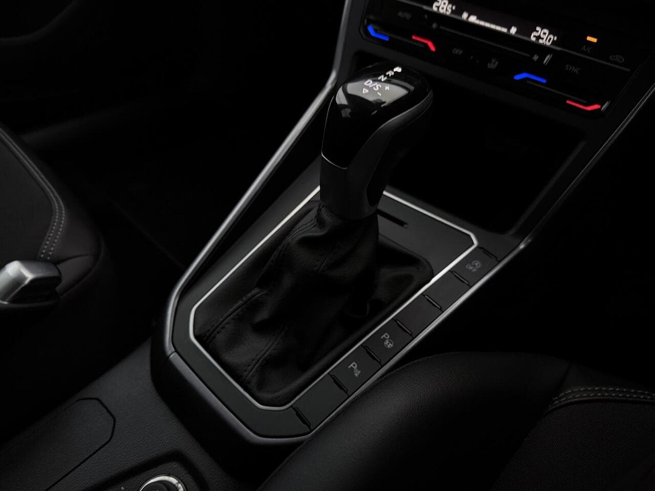 Volkswagen Taigo thumbnail Interior Front