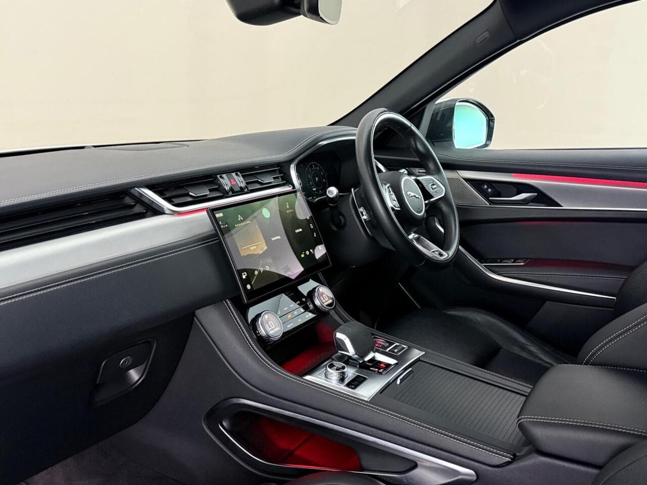 Jaguar F-PACE thumbnail Interior Front