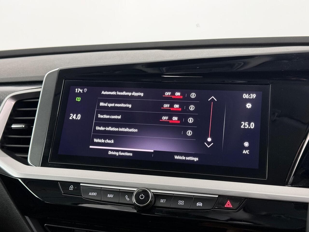 Vauxhall Grandland thumbnail Infotainment System