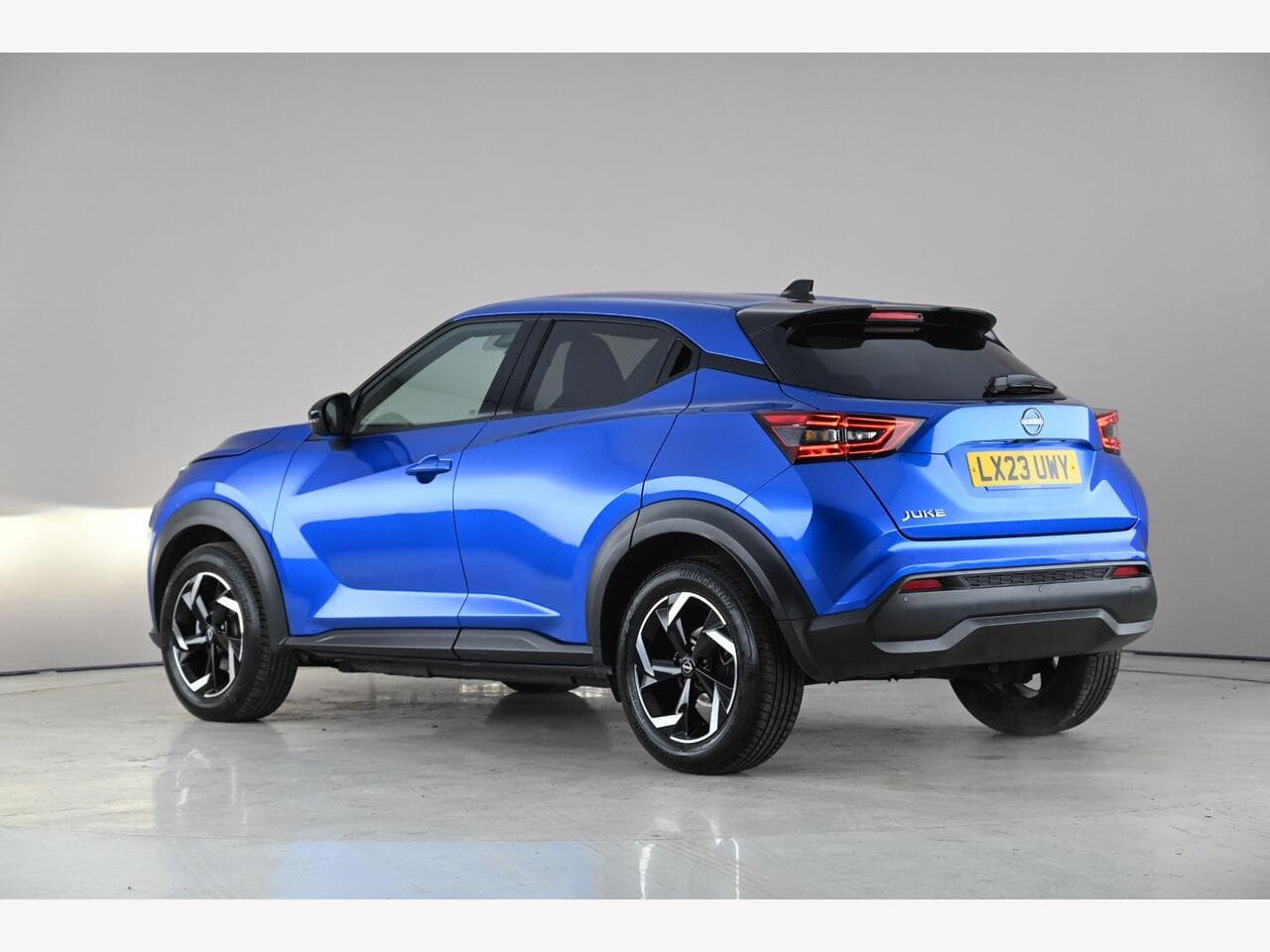 Nissan Juke thumbnail Rear Left