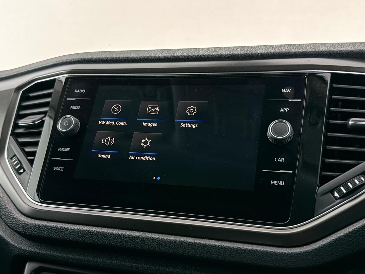 Volkswagen T-Roc thumbnail Infotainment System