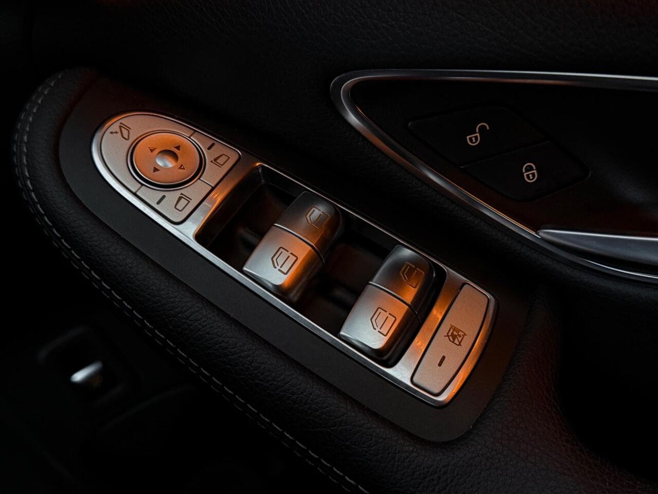 Mercedes-Benz C Class thumbnail Door Interior