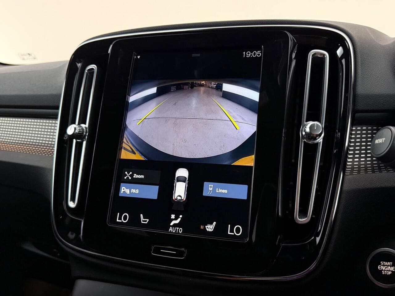 Volvo XC40 thumbnail Infotainment System